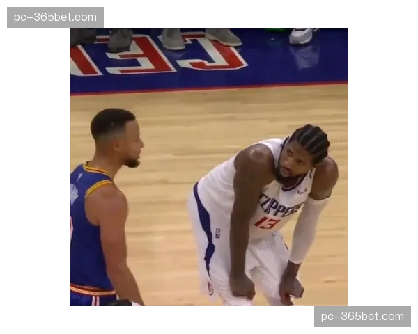 场边花絮:一位小球迷成功在中场投篮游戏中命中超远三分 场边花絮:一位小球迷成功在中场投篮游戏中命中超远三分